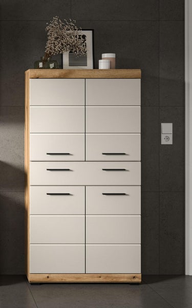 Hoher Schrank mit beigen Fronten, Details in Eichen-Optik und schwarzen Griffen.