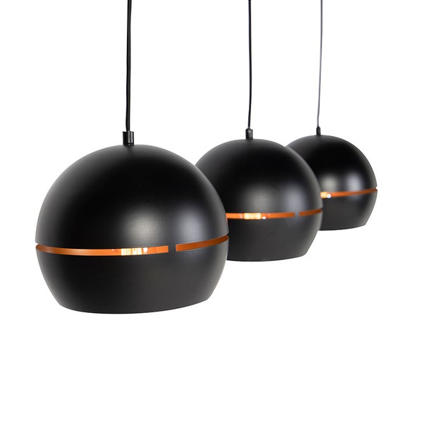 Drei schwarze Kugel-Hängeleuchten mit einem Schlitz in der Mitte zur Beleuchtung