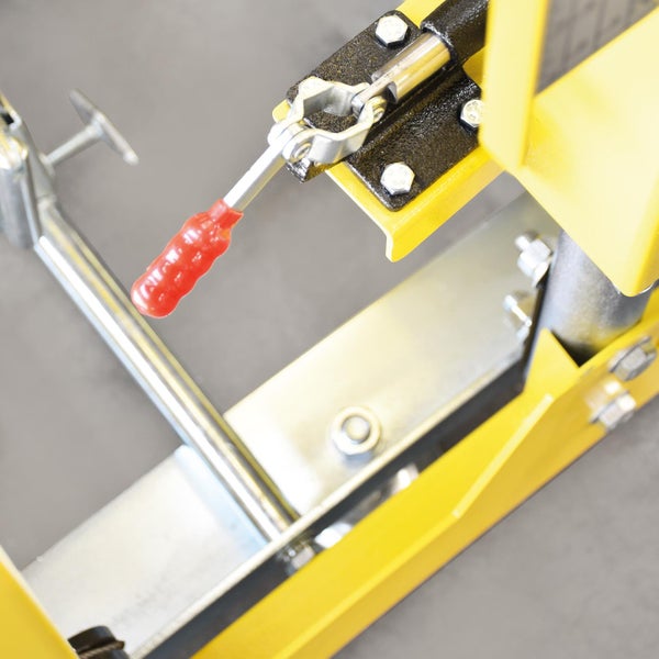 Detailansicht einer Werkbank mit Spannhebel und Schrauben