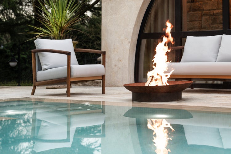 The Favilla SILIA Feuerkorb aus Cortenstahl mit schwarzem Sockel – Design-Feuerstelle 81×81×20 cm – moderne Feuerschale für Garten, Terrasse & Balkon – Outdoor Feuerbecken