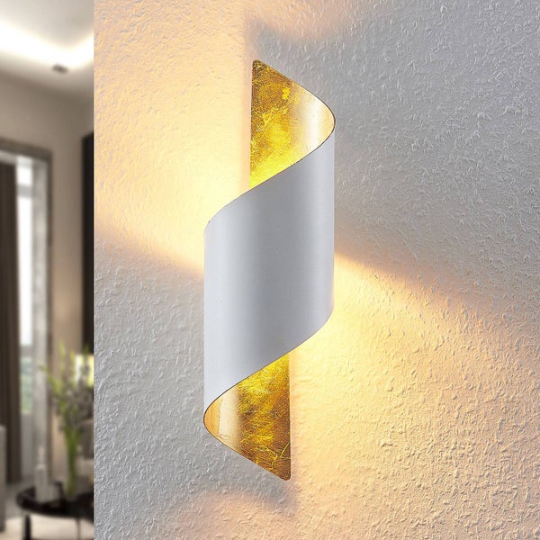 Moderne Wandleuchte mit gewundenem Design und goldenen Akzenten
