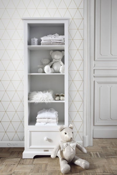 Weißes Regal mit Kleidung, Teddybären und Schuhen im Kinderzimmer