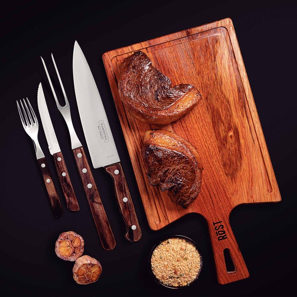 Serviertablett mit Grillbesteck und Fleischstücken