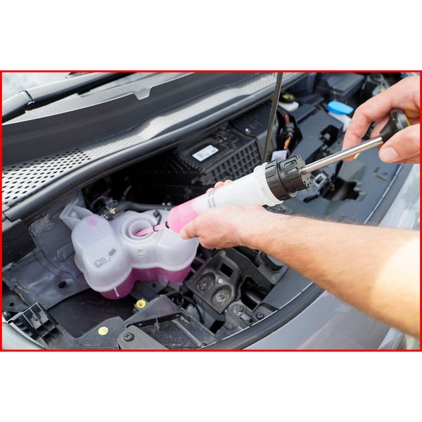 KS Tools Absaugpumpe mit einem Fassungsvermögen von 0,2 Liter im Einsatz an einem Automotor.