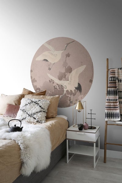 Schlafzimmer mit Wandbild, Bett und Nachttisch für eine helle und freundliche Atmosphäre.