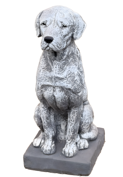Sitzende Hundefigur aus Stein für den Garten in Grau-Weiß-Optik auf einem eckigen Sockel.