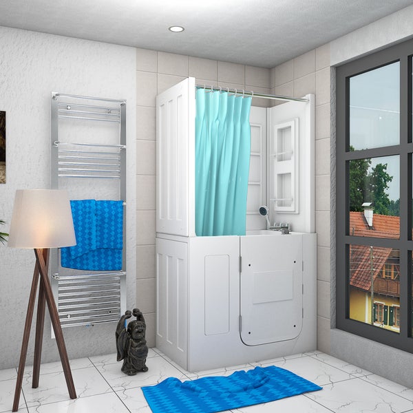 Badezimmer mit Sitzbadewanne mit Tür, Duschvorhang, Handtuchheizkörper aus Chrom, Stehleuchte mit Holzstativ, kleiner Statue und Badematte.