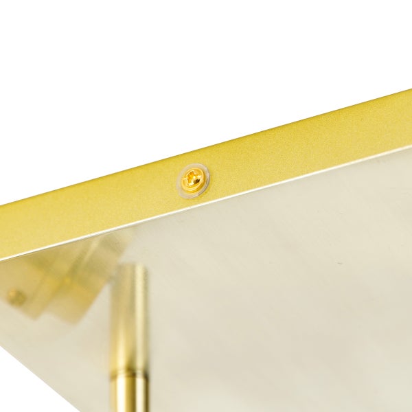 Detailansicht einer goldenen Metallstruktur mit Schraube