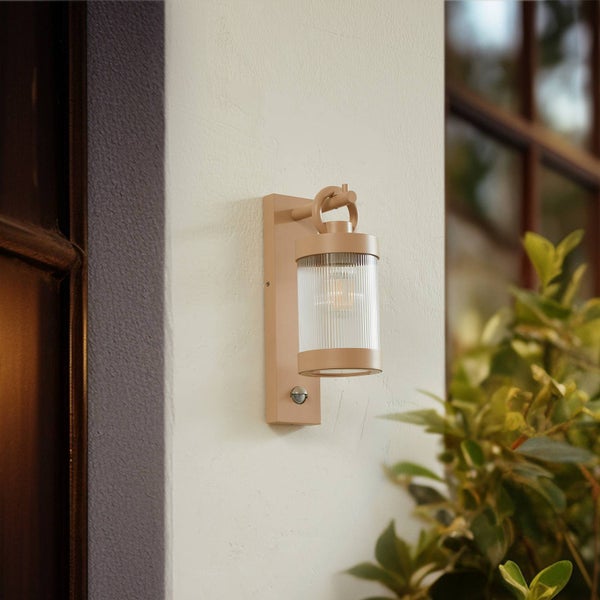 Lindby Wandleuchte außen Yrene mit Bewegungsmelder (spritzwassergeschützt (Modern) in Creme aus Aluminium (1 flammig, E27) - Wandlampe für Außenwand/Hauswand Haus Terrasse und Balkon