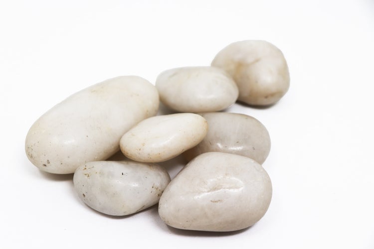 Haufen von weißen Zierkieseln