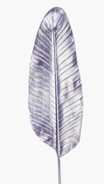 Künstlicher Kiefernzweig mit grünen Nadeln und braunem Stiel.