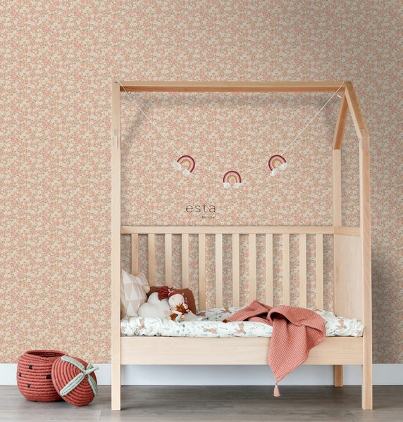 Kinderzimmer mit Holzbett, Dekoration und Tapete mit Blumenmuster