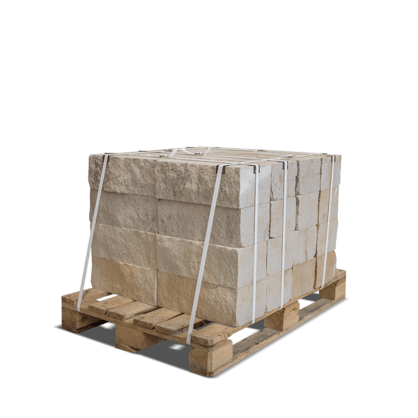 Mauersteine aus Naturstein auf einer Holzpalette, mit Transportbändern gesichert.