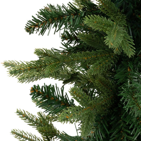 Detailansicht der Nadeln eines künstlichen Weihnachtsbaums aus Kunststoff