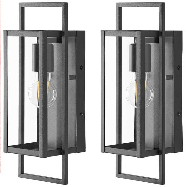 Zwei moderne, schwarze Außenwandleuchten aus Metall und Glas in Laternenform mit sichtbarem Leuchtmittel.
