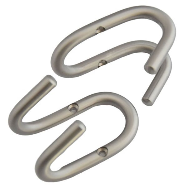 Zwei S Haken aus Metall zur Wandmontage oder zum Aufhängen von Gegenständen.