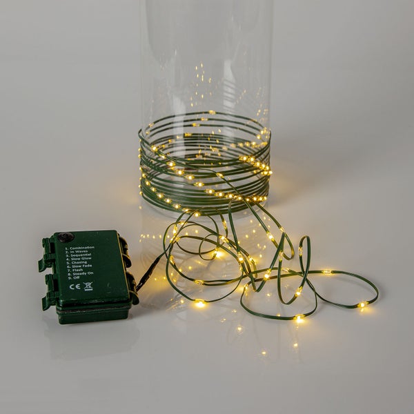 LED-Drahtlichterkette mit Timer und Batteriebox um ein Glas gewickelt