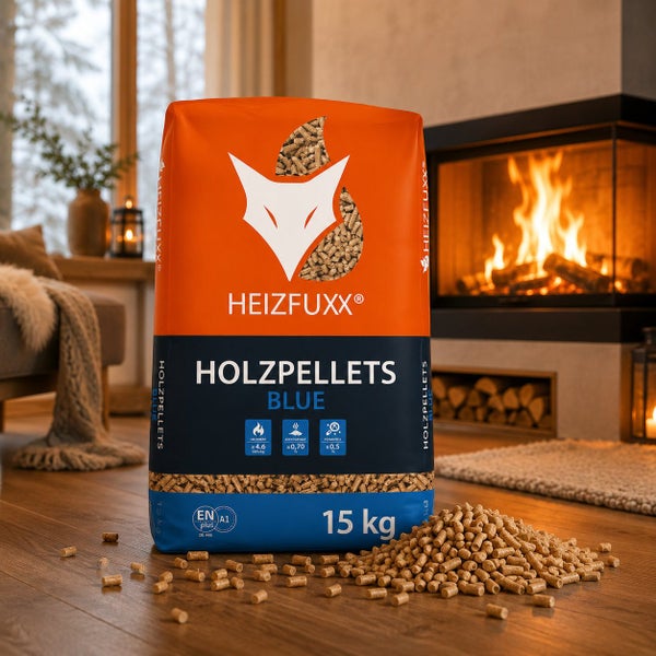 Sack mit 15 Kilogramm Heizfuxx Holzpellets Blue mit ENplus A1 Zertifizierung vor einem Kamin in einem Wohnzimmer.