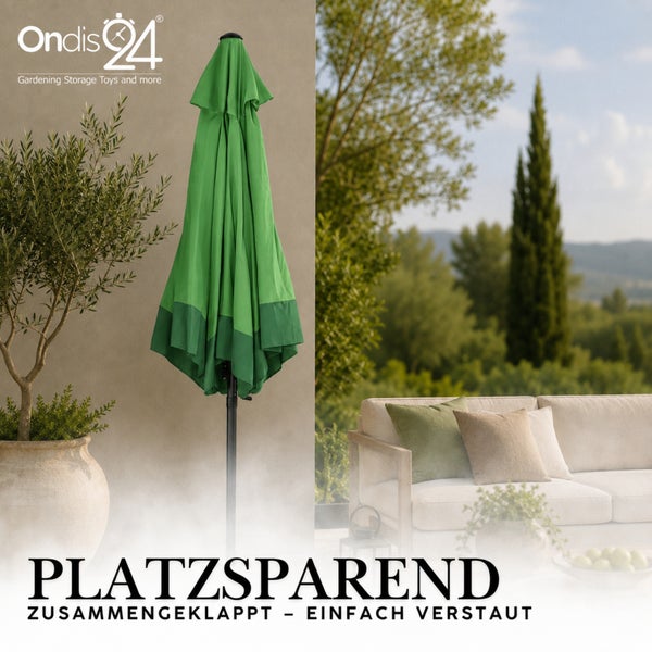 Ondis24 Logo. Ein grüner, zusammengeklappter Sonnenschirm steht platzsparend auf einer Terrasse neben einem Sofa und einer Topfpflanze.