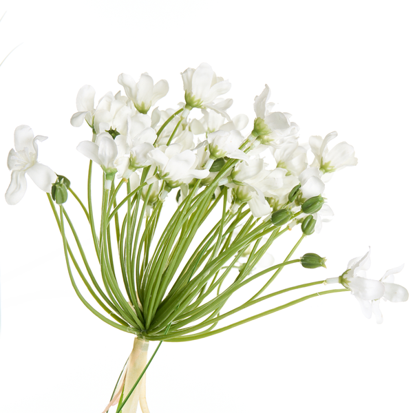 Künstlicher Allium-Bund mit weißen Blütenköpfen an langen, grünen Stielen.