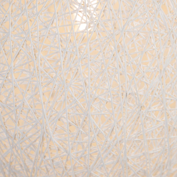 Nahaufnahme eines Lampenschirms aus weißem Geflecht mit kreuz und quer verlaufenden Schnüren.