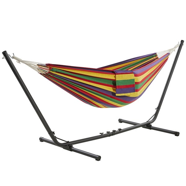 Gestreifte Hängematte mit schwarzem Metallgestell