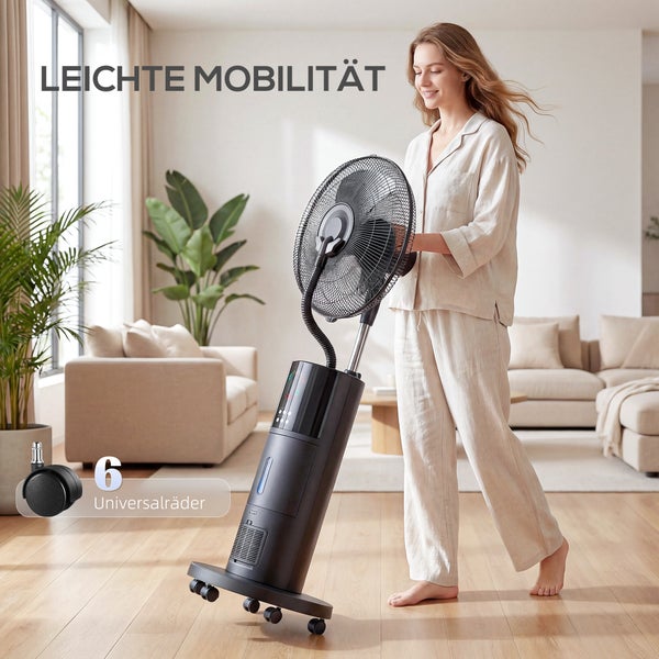 Mobiler Standventilator mit Sprühnebelfunktion und sechs Universalrollen wird in einem hellen, modernen Wohnzimmer bewegt.
