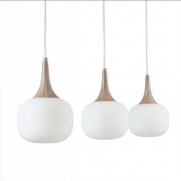 Dreiflammige Pendelleuchte mit weißen Glasschirmen und Elementen in Holzoptik.