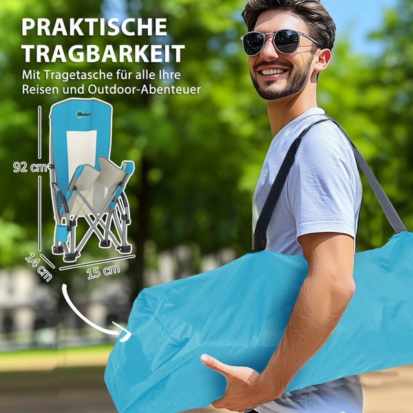 Mann trägt Outsunny Campingstuhl in blauer Tasche. Packmaß von 92 Zentimeter mal 14 Zentimeter mal 15 Zentimeter wird gezeigt.