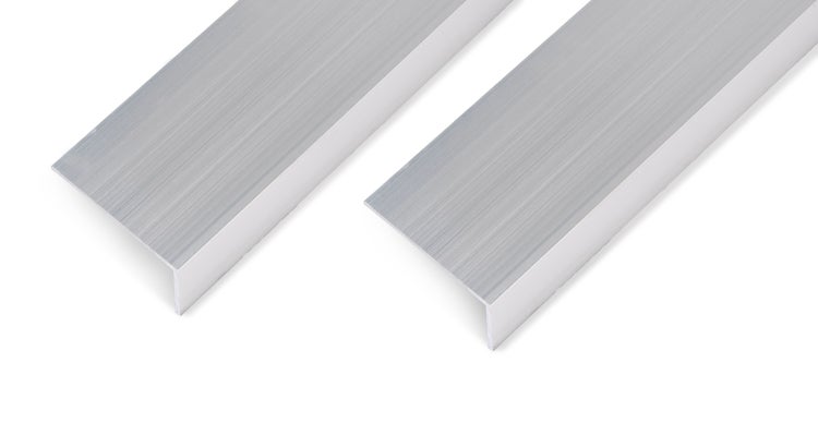 Zwei L Profilschienen aus Aluminium mit gebürsteter Oberfläche