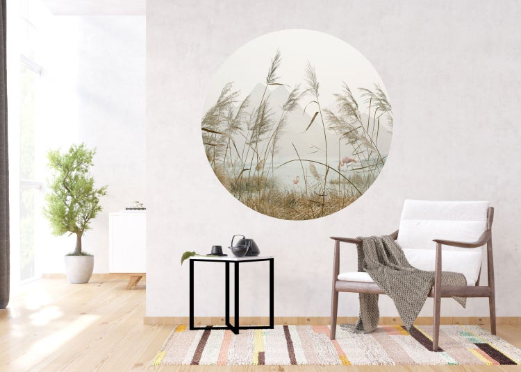 Wohnraum mit Wandbild, Beistelltisch und Sessel