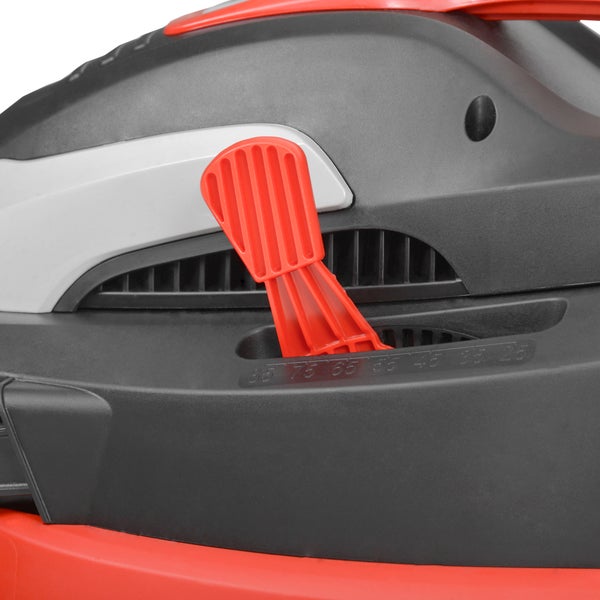 Detailaufnahme eines Rasenmähers mit Schnitthöhenverstellung.