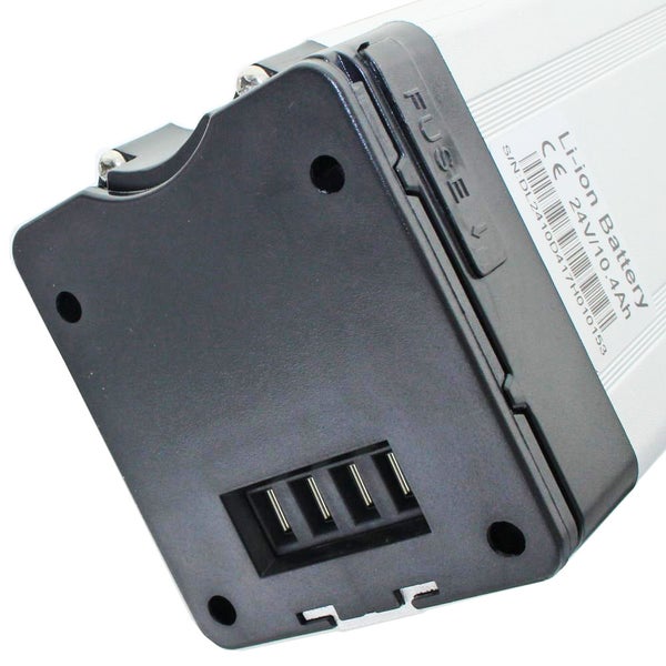 Nahaufnahme eines Lithium-Ionen-Akkus mit 24 Volt und 10,4 Amperestunden, Anschlussklemmen, Sicherungsabdeckung und CE-Kennzeichnung.