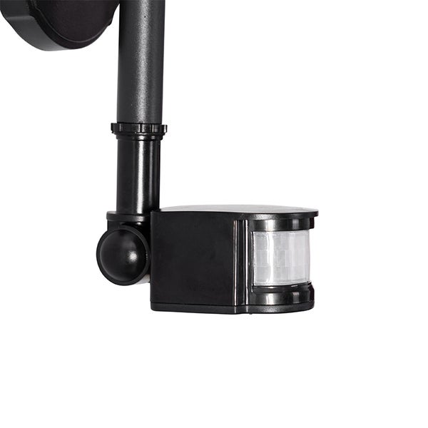 Schwarzer Bewegungsmelder an einer Außenleuchte.