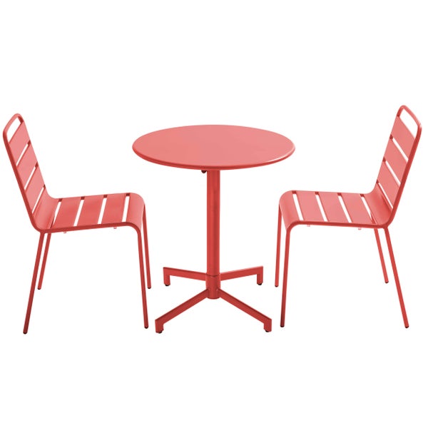Rotes Bistro-Set bestehend aus einem runden Metalltisch und zwei Stühlen mit Latten.