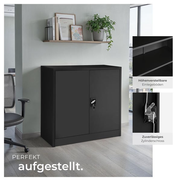 Büroszene mit einem schwarzen Flügeltürenschrank mit Zylinderschloss und verstellbaren Einlegeböden.