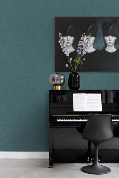 Innenraum mit gemusterter Tapete, Klavier und Kunstwerk