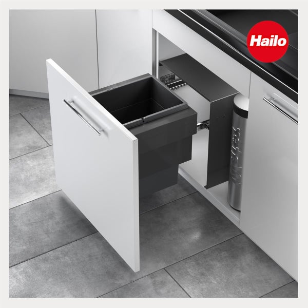 Hailo Abfallsystem zum Ausziehen in einem weißen Küchenunterschrank. Hailo Logo.