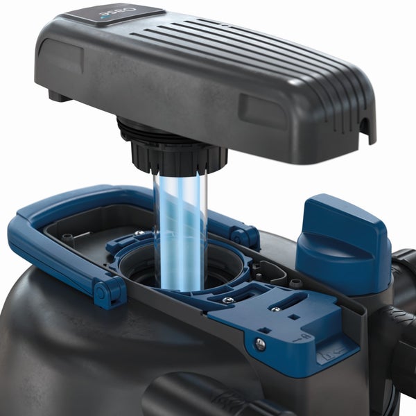 Oase Logo auf einem Teich-Druckfilter mit herausnehmbarem UVC-Vorklärgerät und Quarzglas.