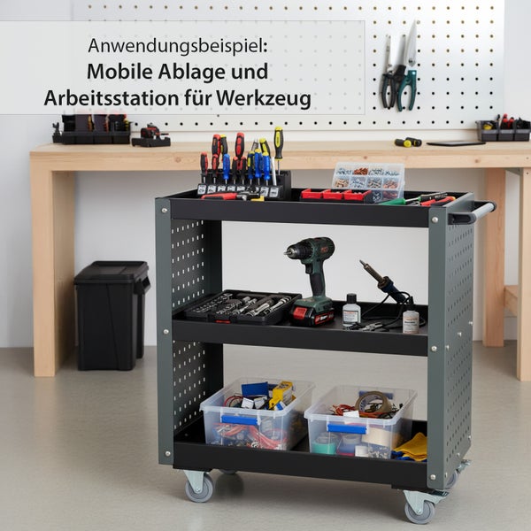 Mobiler Werkstattwagen mit drei Ablageflächen gefüllt mit Werkzeug und Aufbewahrungsboxen vor einer Werkbank in der Werkstatt.