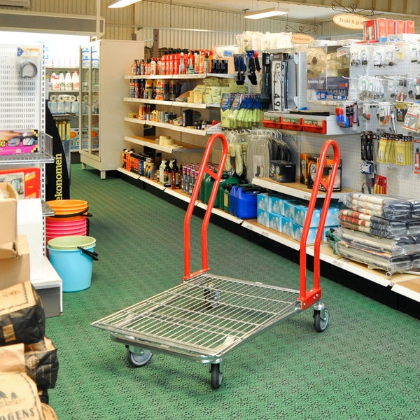 Einkaufswagen mit Gitterablage und rotem Griff im Hornbach Markt.