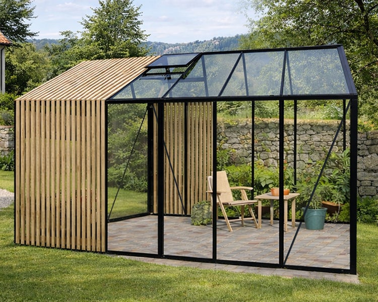 Modernes Gewächshaus und Gartenhaus mit Holzlatten, Glaselementen, schwarzem Metallrahmen und geöffnetem Dachfenster im Garten.