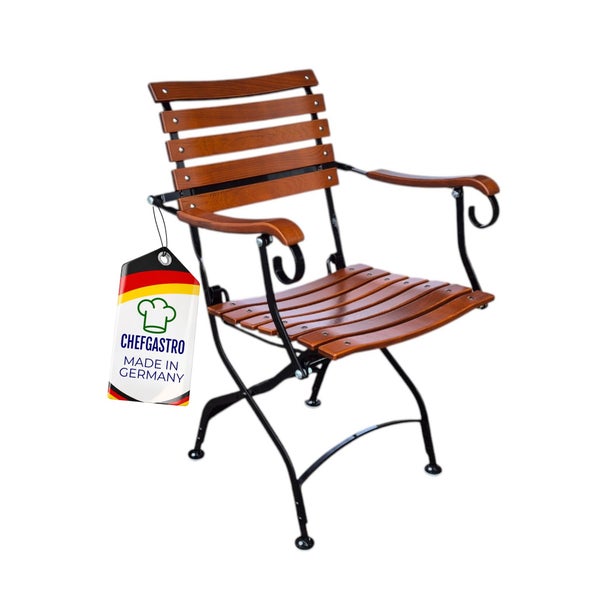 Klappbarer Biergartenstuhl aus Holz und schwarzem Metall mit Armlehnen, ChefGastro Logo, hergestellt in Deutschland.