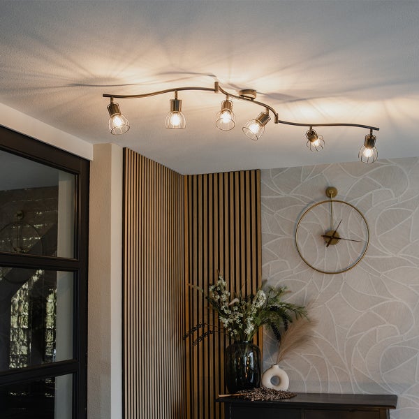 Deckenleuchte mit sechs Strahlern im Wohnzimmer