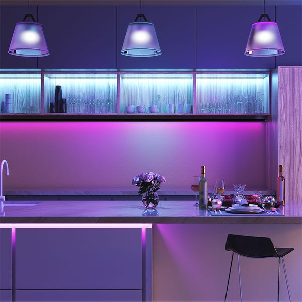 Beleuchtete Küchentheke mit hängenden Lampen und Barhocker