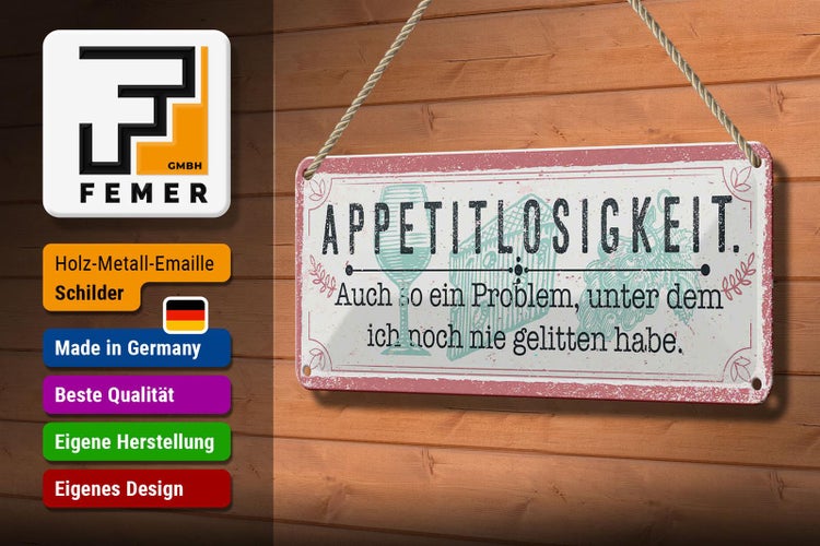 Gebäude mit Gerüst und Bauplane neben Kirchturm