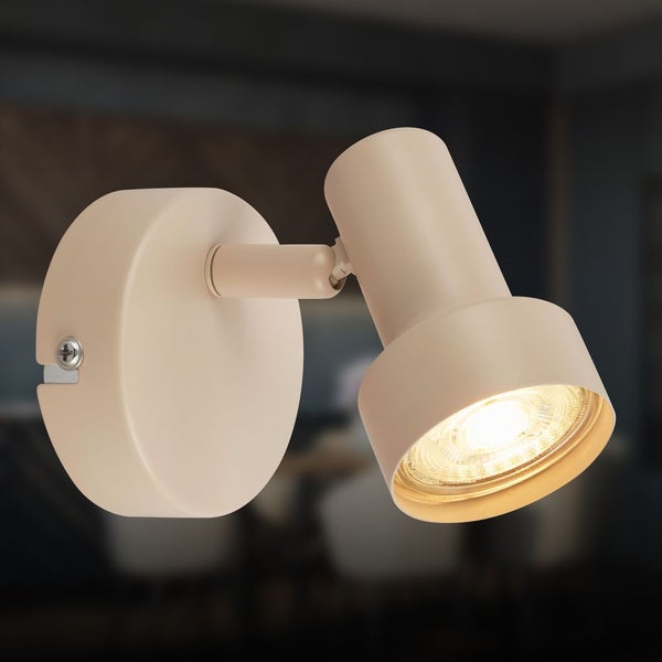 Beige Wandlampe mit verstellbarem Strahler und rundem Sockel, eingeschaltetes Licht.