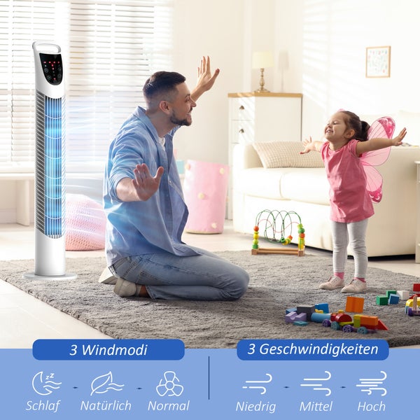 Weißer Turmventilator in hellem Wohnzimmer mit spielender Familie. Anzeige von 3 Windmodi (Schlaf, Natürlich, Normal) und 3 Geschwindigkeitsstufen.
