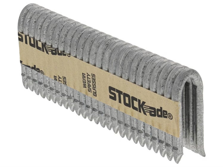 Ein Streifen verzinkte Zaunklammern von Stockade mit Papierbanderole für den Einsatz mit einem Zaunklammernagler.