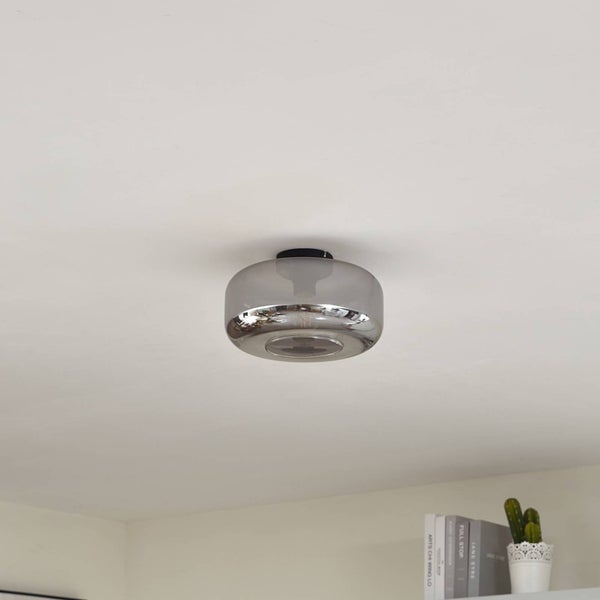 Moderne Deckenleuchte mit rundem Schirm aus Rauchglas, montiert an einer weißen Zimmerdecke.